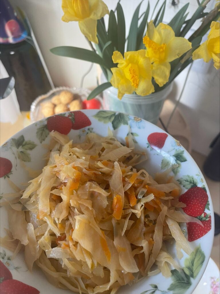 тушкована капуста на сковороді фото