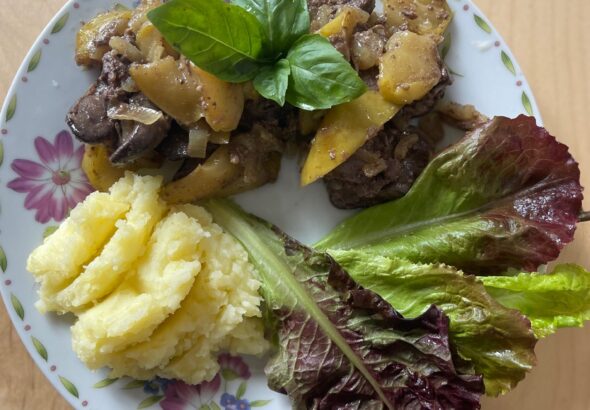 Куряча печінка з яблуками фото