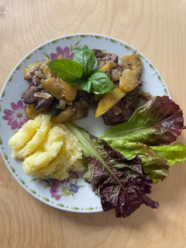 Куряча печінка з яблуками фото