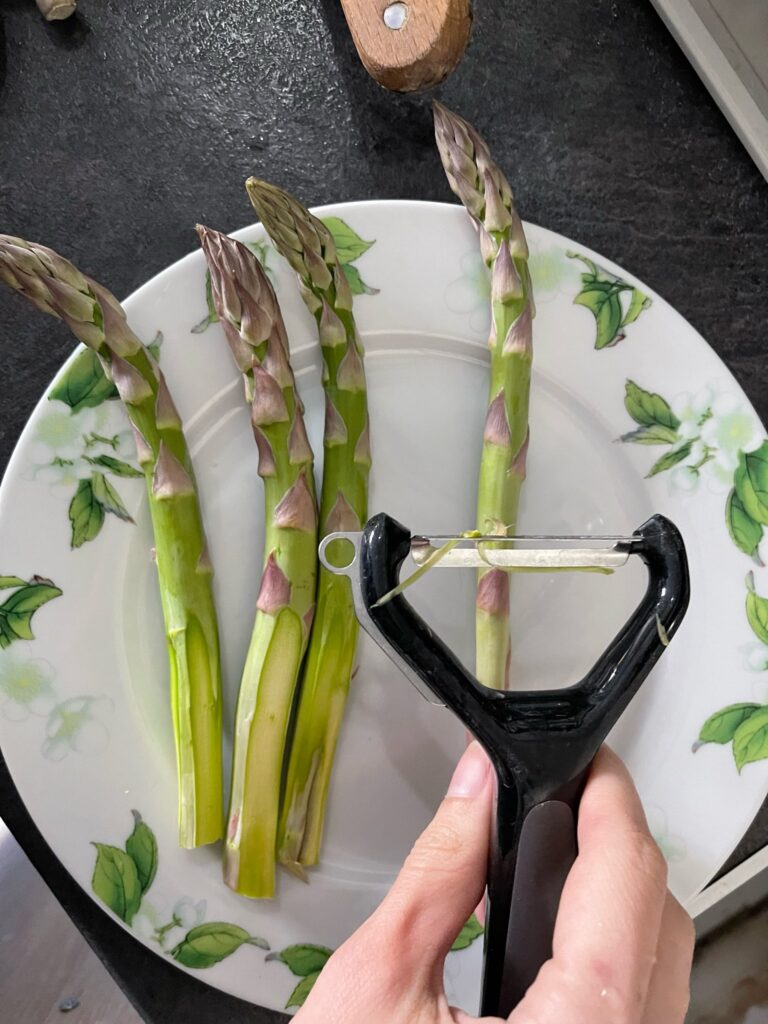 Зелена спаржа на сковороді